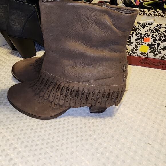 NAUGHTY MONKEY EUC WOMEN'S SIZE  8.5 SWING LOW FRINGE BOOTS - Picture 2 of 12